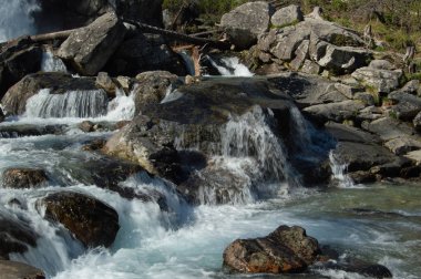 yakın çekim kayalık şelale akan ile su