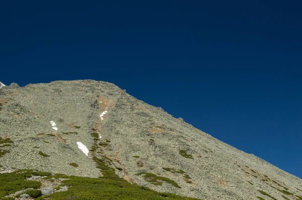 Paisagem Montanhosa Com Vegetação Exuberante Neve Céu Azul — Fotografia de Stock