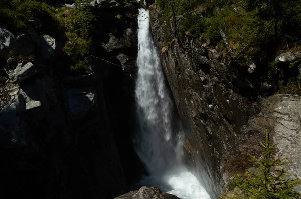 Schilderachtig Uitzicht Van Zon Verlichte Waterval Stroomt — Stockfoto