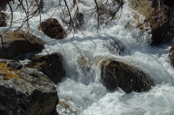 Προβολή Του Νερού Που Ρέει Στο Βραχώδες Και Ορεινό Ποτάμι — Φωτογραφία Αρχείου