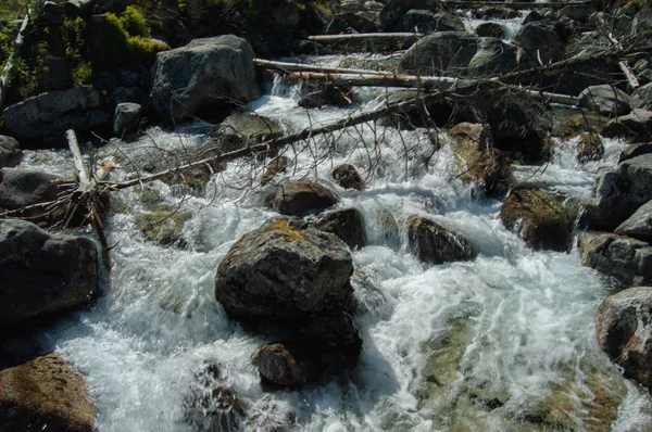 Kayalık Dağlık Nehirde Akan Görünümünü — Stok fotoğraf