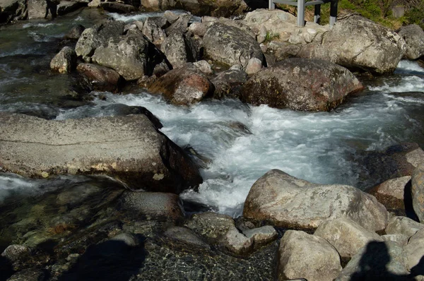 Primer Plano Cascada Rocosa Con Agua Corriente —  Fotos de Stock