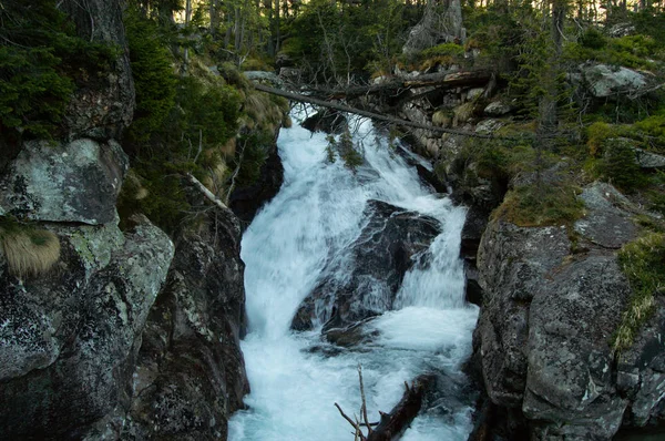 Utsikt Över Steniga Vattenfallet Med Flödande Vatten — Stockfoto