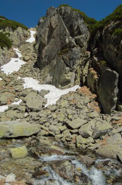 Rocky river akışı güneşte dağlık manzara ışıklı