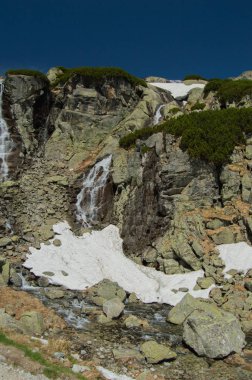 Rocky river akışı güneşte dağlık manzara ışıklı