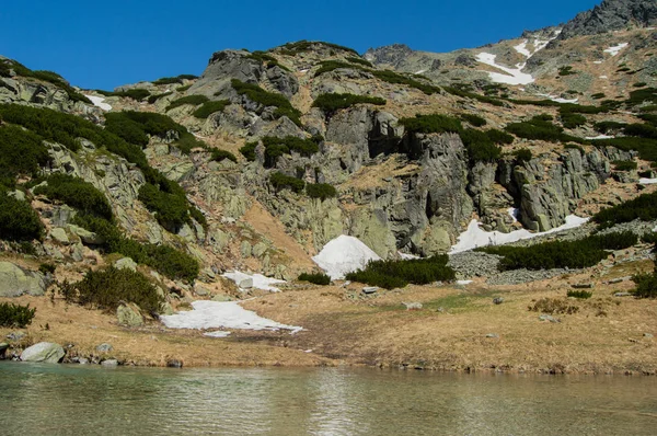 平静的山河与波纹表面和雪盖岩石 — 图库照片