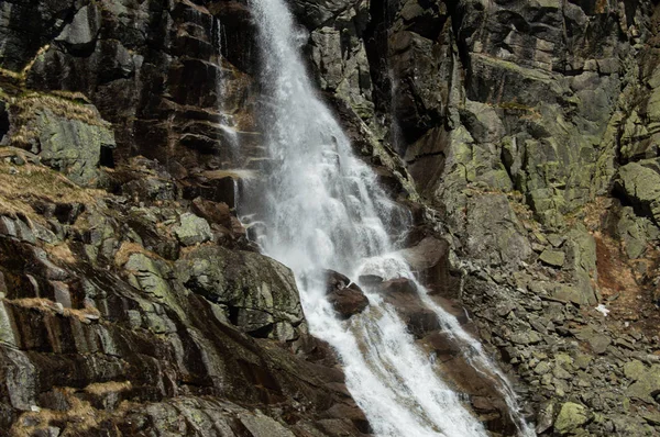 Movimento Colpo Cascata Rocciosa Fiume Montagnoso Che Scorre — Foto Stock