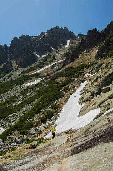 Escursionista Arrampicata Sulla Collina Innevata Sotto Cielo Blu — Foto Stock