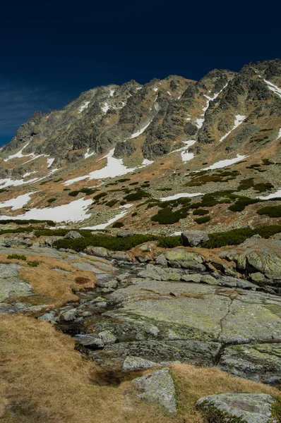Malerische Schneebedeckte Felsen Und Strahlend Blauer Himmel — Stockfoto