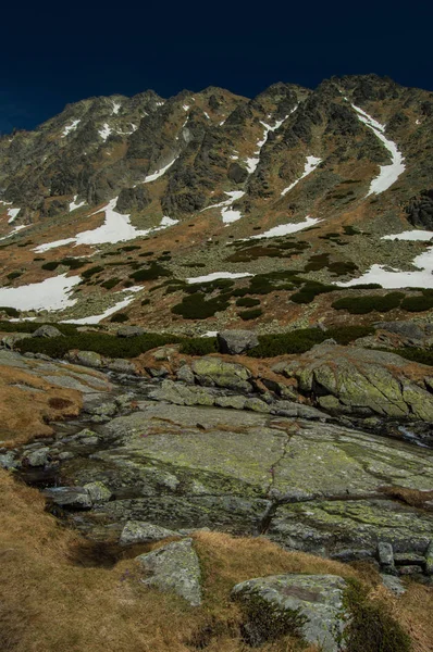 Malerischer Blick Auf Felsen Und Schneebedeckte Hügel Unter Blauem Himmel — Stockfoto