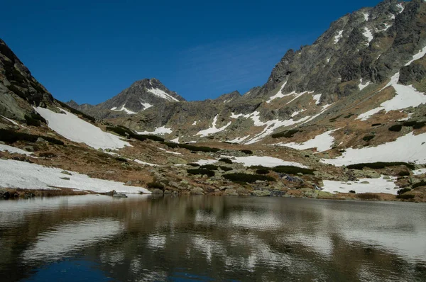 Montanhas Cobertas Neve Refletindo Água Lago — Fotografia de Stock