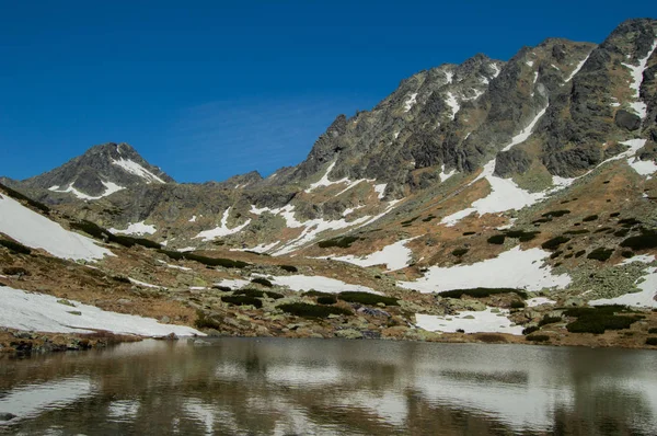 Montanhas Cobertas Neve Refletindo Água Lago — Fotografia de Stock