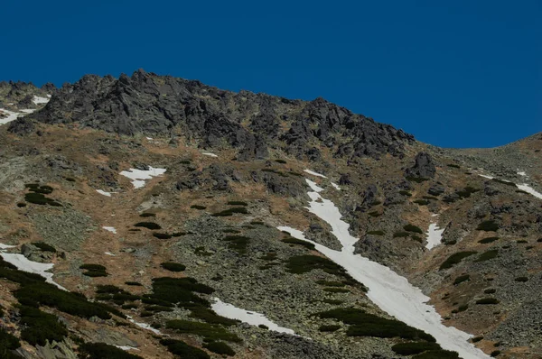Malerische Schneebedeckte Felsen Und Strahlend Blauer Himmel — Stockfoto