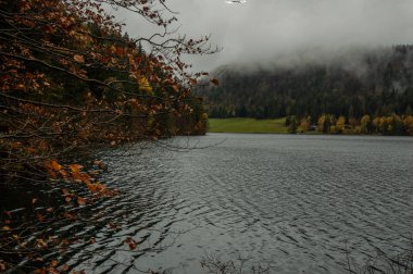 ısmarlayarak sakinleştirmek göl yüzeyi dağlık manzara