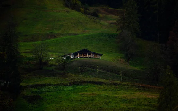 Vue Panoramique Une Maison Lointaine Dans Paysage Montagneux Verdoyant — Photo