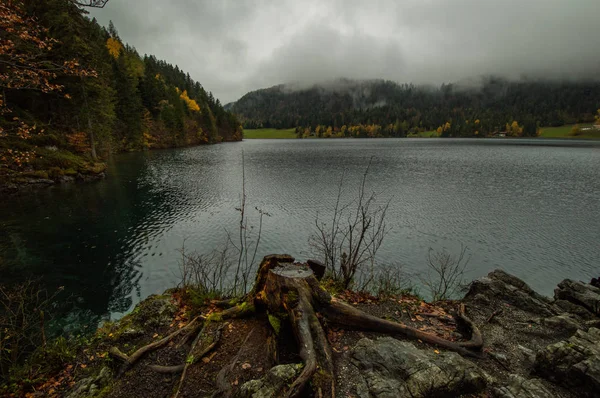 Vista Pitoresca Superfície Lago Ondulado Paisagem Montanhosa — Fotografia de Stock