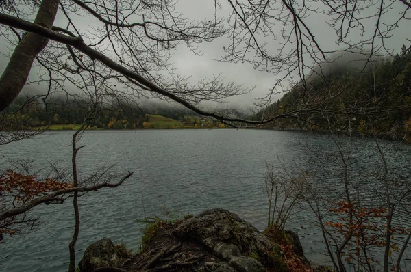 Pintoresca Vista Superficie Ondulada Del Lago Paisaje Montañoso — Foto de Stock