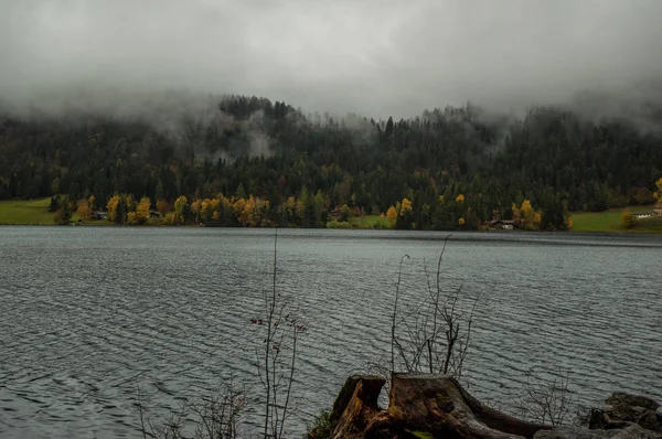 Vue Pittoresque Surface Ondulée Lac Dans Paysage Montagneux — Photo
