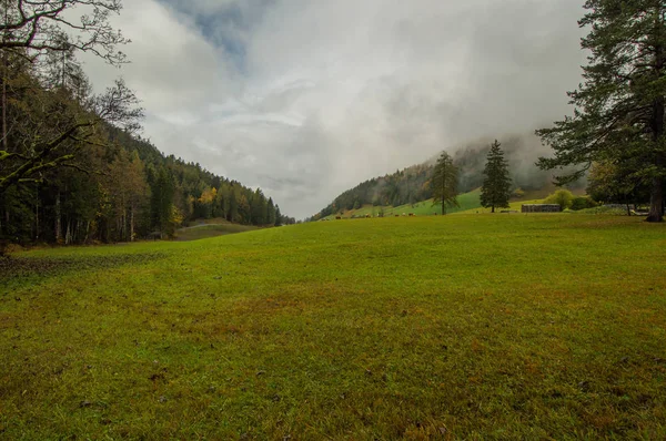 Paisagem Montanhosa Verde Com Céu Nublado — Fotografia de Stock