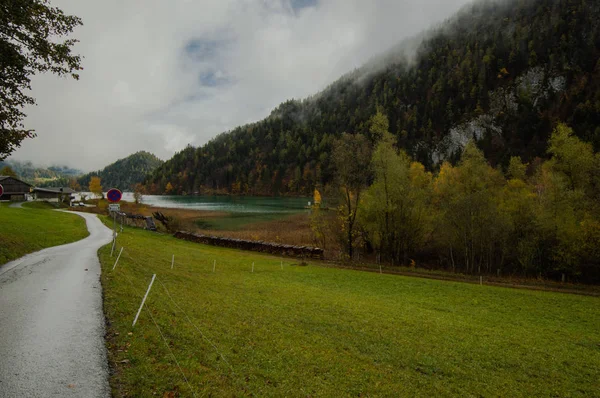 Utsikt Över Slingrande Väg Grönt Bergigt Landskap — Stockfoto