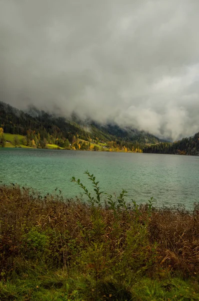 Malebný Výhled Povrchu Vlnitý Jezero Hornaté Krajině — Stock fotografie