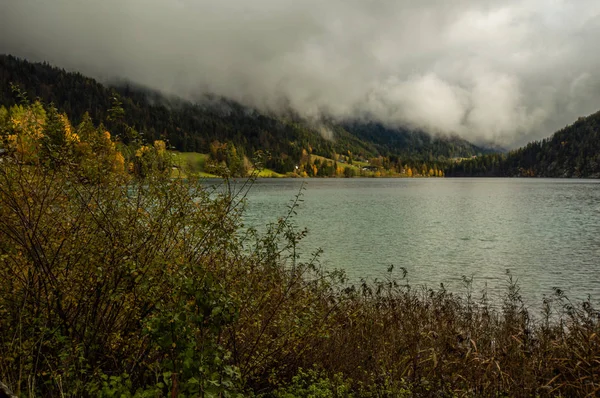 Malowniczy Widok Jezioro Rippled Powierzchni Górzysty Krajobraz — Zdjęcie stockowe