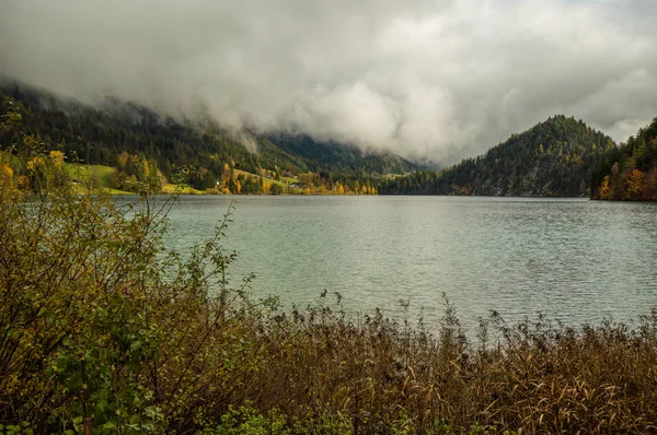 Vista Pittoresca Della Superficie Increspata Del Lago Nel Paesaggio Montano — Foto Stock