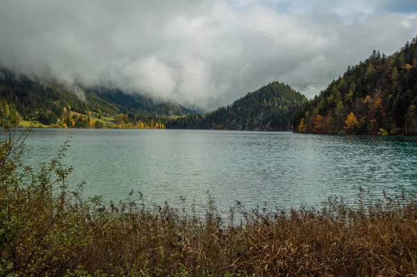 Vista Pittoresca Della Superficie Increspata Del Lago Nel Paesaggio Montano — Foto Stock