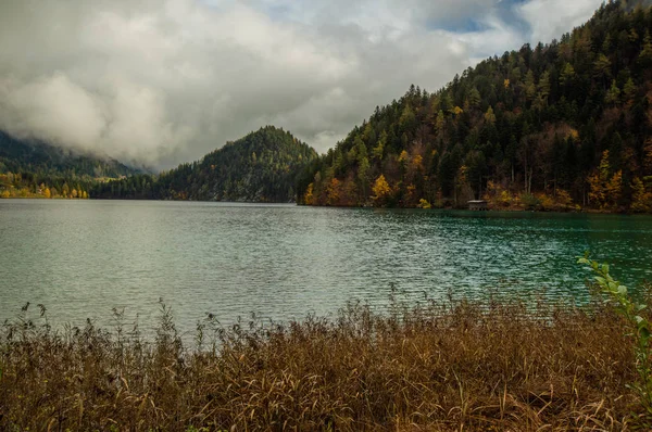 Malerischer Blick Auf Gewellte Seenoberfläche Bergiger Landschaft — Stockfoto