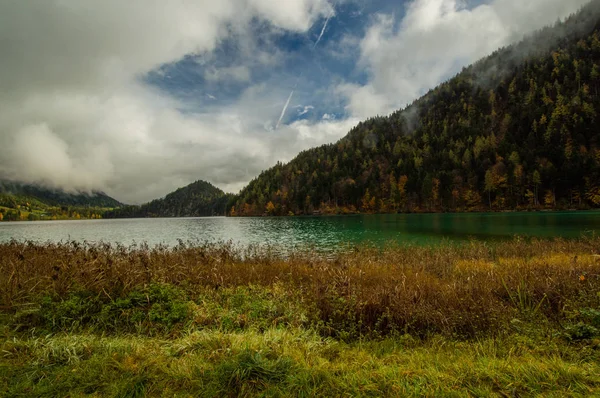 Vista Pitoresca Superfície Lago Ondulado Paisagem Montanhosa — Fotografia de Stock