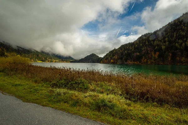 山岳風景に波状湖面の美しい景色 — ストック写真