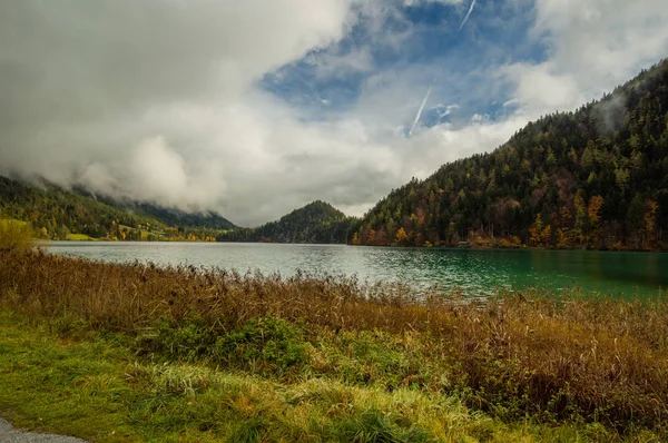 Schilderachtig Uitzicht Van Golfde Meer Oppervlak Bergachtige Landschap — Stockfoto