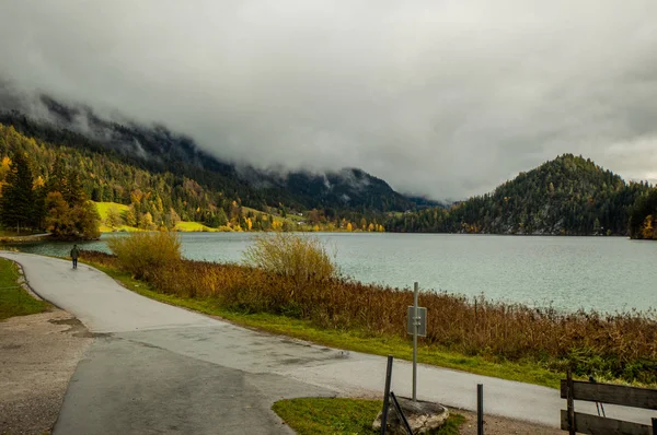 Vista Estrada Lado Lago Montanhoso Sob Céu Nublado — Fotografia de Stock