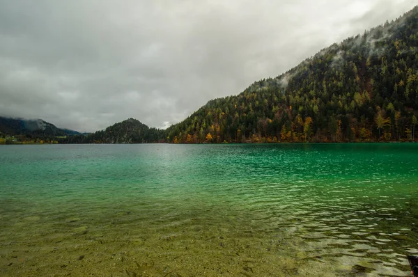 Malebný Výhled Povrchu Vlnitý Jezero Hornaté Krajině — Stock fotografie