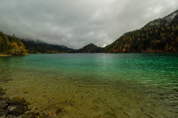 山岳風景に波状湖面の美しい景色 — ストック写真