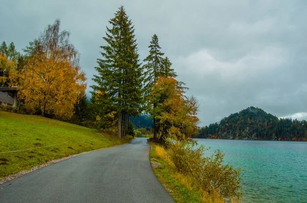 Blick Auf Straße Neben Bergsee Unter Wolkenverhangenem Himmel — Stockfoto