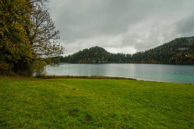 ısmarlayarak sakinleştirmek göl yüzeyi dağlık manzara