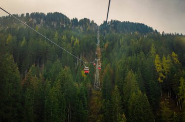 Teleferik ormandan dağ manzarası