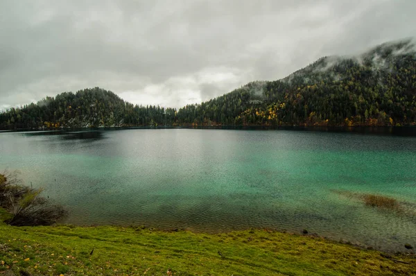 Pintoresca Vista Superficie Ondulada Del Lago Paisaje Montañoso — Foto de Stock