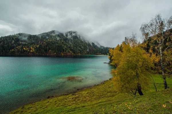 Vue Pittoresque Surface Ondulée Lac Dans Paysage Montagneux — Photo