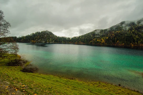 Pintoresca Vista Superficie Ondulada Del Lago Paisaje Montañoso —  Fotos de Stock