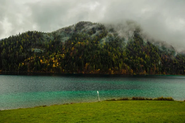 Uitzicht Heuvel Bedekt Met Pijnbomen Meer — Stockfoto