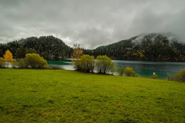 Malebný Výhled Povrchu Vlnitý Jezero Hornaté Krajině — Stock fotografie