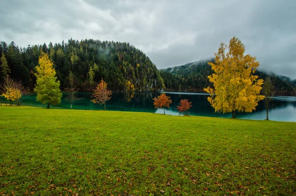 Malebným Výhledem Jezero Hornaté Krajině Podzimní Stromy — Stock fotografie