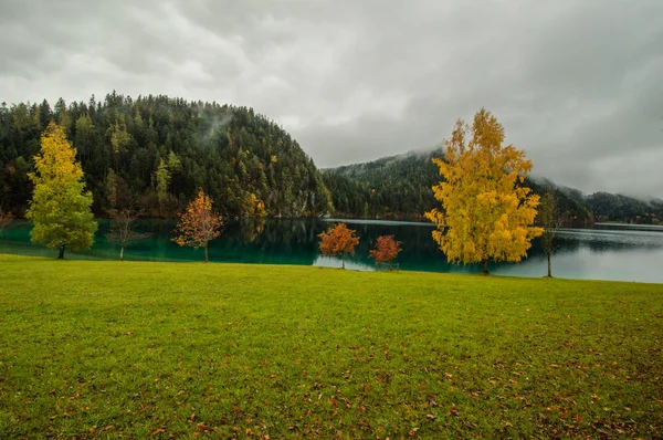 Vista Panorâmica Lago Paisagem Montanhosa Com Árvores Outono — Fotografia de Stock