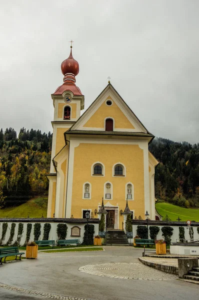 Vista Pequeña Iglesia Con Foresh Cielo Nublado Fondo — Foto de Stock