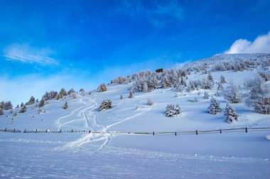 düşük açılı görünüş kar hill uzak ev ile kaplı