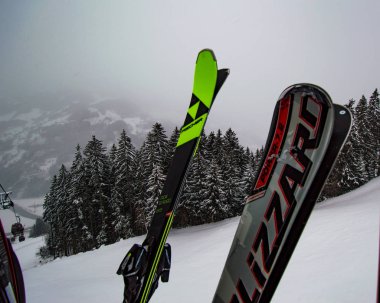 tepeler ile teleferik kayaklar üzerinde ön plan ile ağaçlardan görünümünü