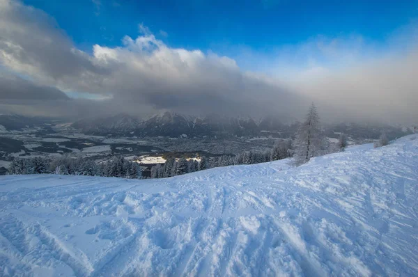 雪覆盖的小山与山和谷风景 — 图库照片