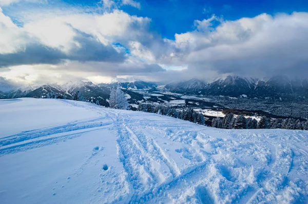 Collina Innevata Con Vista Sulle Montagne Sulla Valle — Foto Stock